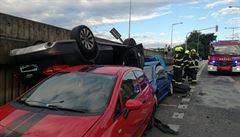 Auto skonilo na stee jinho vozu. Nehoda zablokovala provoz na nbe Kapitna Jaroe v Praze