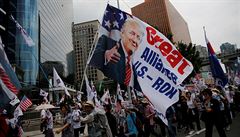 Jihokorejtí aktivisté vítají prezidenta USA Donalda Trumpa v Soulu,