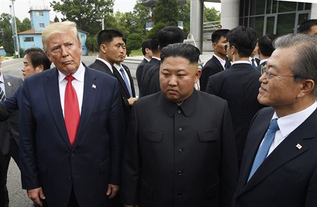 Americk prezident a vdci obou Korej se seli v demilitarizovanm zem.