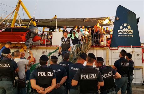 Uprchlci opoutj lo v pstavu Lampedusa.