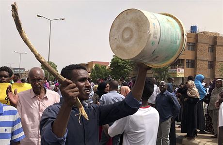 Súdánci za pechod k civilní vlád demonstrují tém ti msíce poté, co armáda...