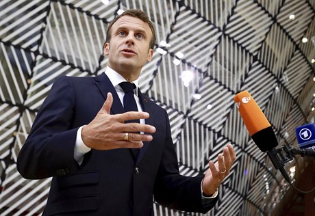 Francouzský prezident Emmanuel Macron hovoí k novinám na nedlním summitu v...
