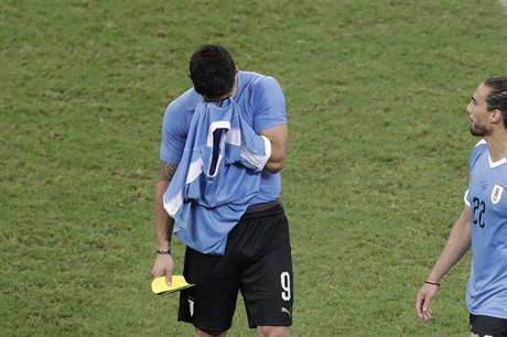 Brečící Luis Suárez po neproměněné penaltě ve čtvrtfinále Copa Amériky.