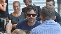 Americk herec a reisr Casey Affleck se podepisoval fanoukm na 54. ronku...