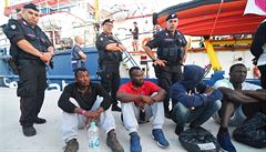 Lo nmecké neziskové organizace Sea-Watch se 40 zachránnými migranty na...