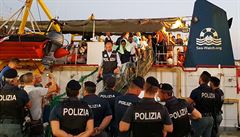Salviniho strana navrhla zkon namen proti lodm s migranty. Plavidlm hroz pokuta a milion eur