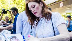 Hereka Julianne Mooreová rozdávala autogramy na karlovarském filmovém...