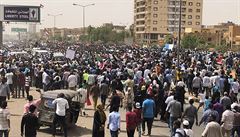 V metropoli Chartúmu a dalích mstech se demonstracích úastnily desetitisíce...