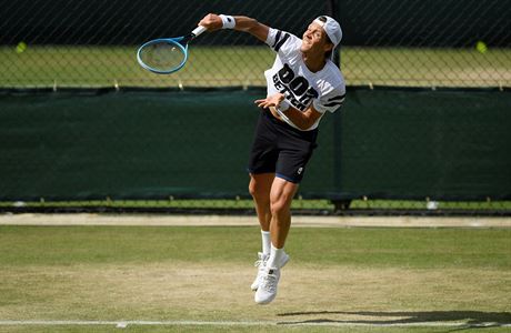 Tom Berdych pi trninku na leton Wimbledon.