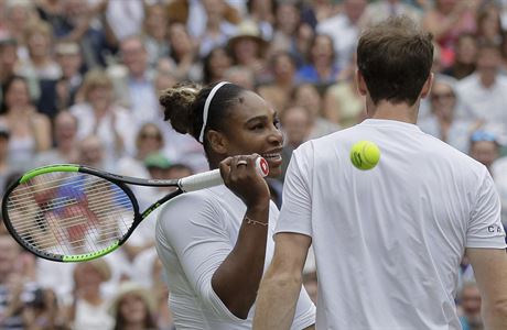 Wimbledon, mix: spokojen Serena Williamsov po boku Andyho Murrayho.