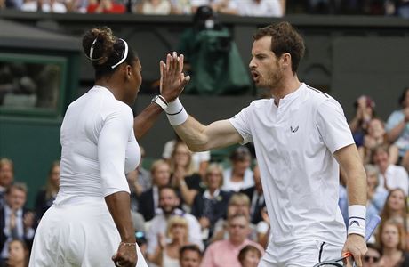 Wimbledon, mix: Serena Williamsov a Andy Murray slav zisk mku.