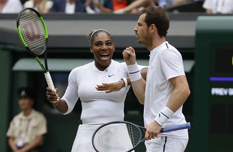 Wimbledon, mix: Serena Williamsov a Andy Murray se raduj z vtzstv ve 2....