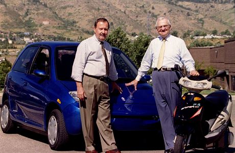 Lee Iacocaa (vpravo) a manaer firmy Chrysler Ray Geddes (vlevo) stoj ped...