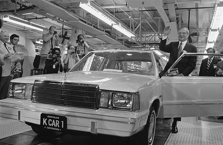 Lee Iacocca pzuje s prvnm modelem Chrysler K-Car.