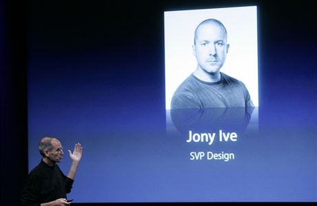 Steve Jobs mluví o svém kolegovi Jonathanovi Ivemu  na meetingu v Coupertinu v...