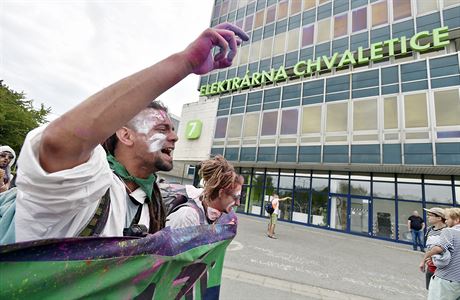 Ekologití aktivisté demonstrovali ped elektrárnou Chvaletice na Pardubicku...