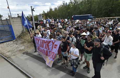Ekologití aktivisté pochodují kolem elektrárny Chvaletice na Pardubicku, ped...