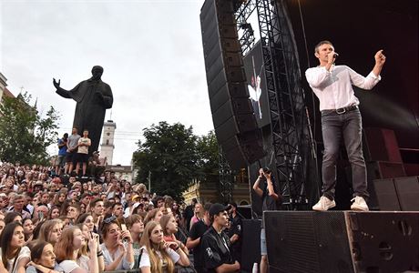 Ukrajinská rocková hvzda Svjatoslav Vakaruk se vrhá do politiky.