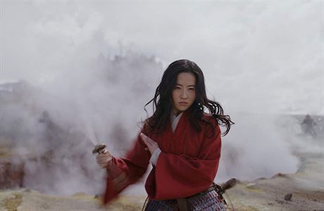 Neohroená Mulan (Yifei Liuová). Snímek Mulan (2020). Reie: Niky Caroová.