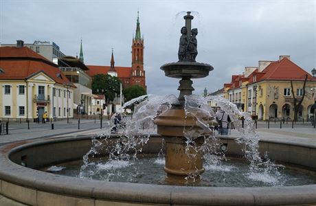 Kana a kostel na námstí v Blostoku.