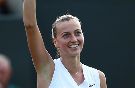 Petra Kvitov zdrav divky ve Wimbledonu po vhe nad Ons Jabeurovou.