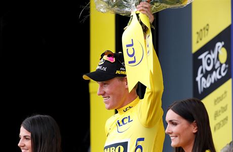 První etapu Tour de France vyhrál v tsném spurtu Mike Teunissen ped Slovákem...