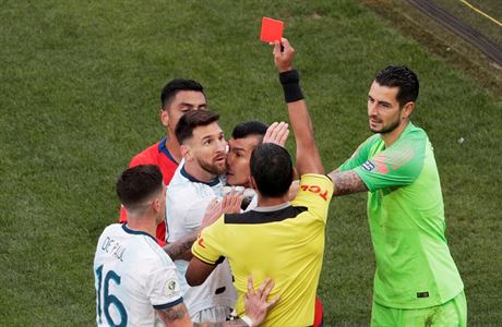 Lionel Messi vidí po roztrce s kapitánem Chile Garym Medelem ervenou kartu.