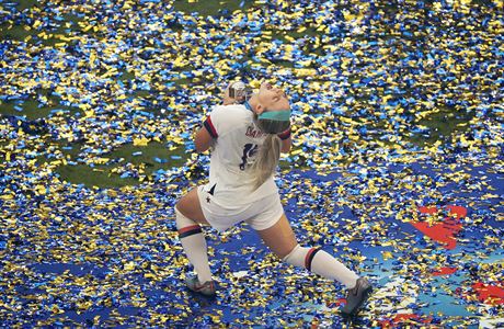 Americké fotbalistky se radují s trofejí pro mistryn svta.