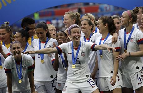 Americké fotbalistky v ele s Megan Rapinoeovou se radují s trofejí pro...