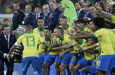 Brazilsk kapitn Dani Alves pebr trofej pro vtze Copa Amrica