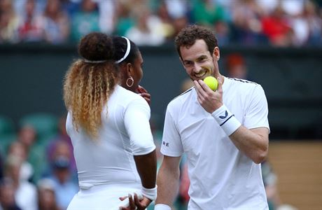 Serena Williamsová vtipkuje s Andym Murrayem.