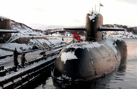 Jedna z ruskch jadernch ponorek na zkladn v Severomorsku. (Snmek pochz z...