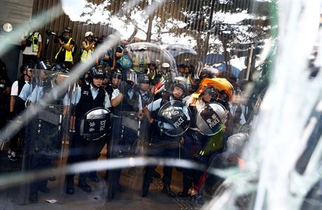 Policie v Hongkongu stojc za rozbitm sklem.