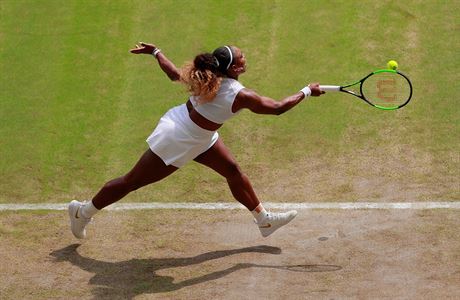 Serena Williamsov odvrac servis soupeky.