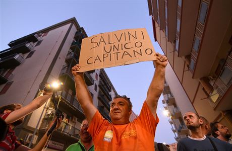 Pznivce italskho ministra vnitra Mattea Salviniho dr ceduli s npisem...