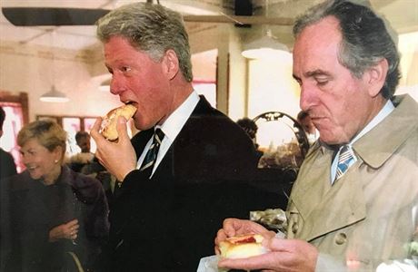 Pekárnu Sykora v roce 1995 navtívil i americký prezident Bill Clinton (vlevo).
