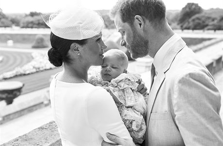 Prince Harry a Meghan se synem Archiem pi ktinch.