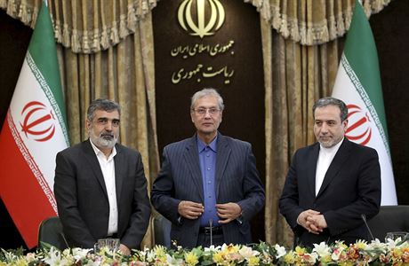 Írán oznámil, e zane obohacovat uran. Zleva mluví íránské organizace pro...