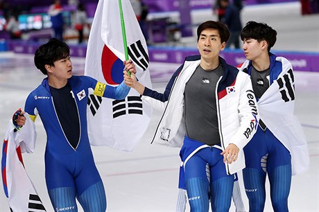 I Sung-hun uprostřed se svými kolegy z reprezentace.