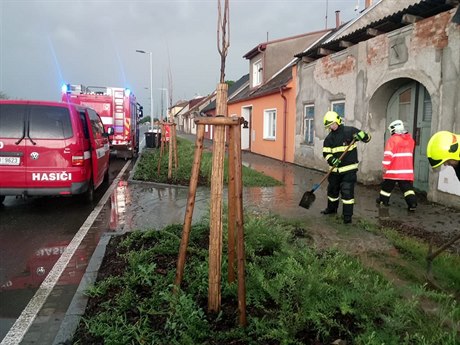 Hasii likvidovali 1. ervence v Loticích na umpersku následky bouky se...