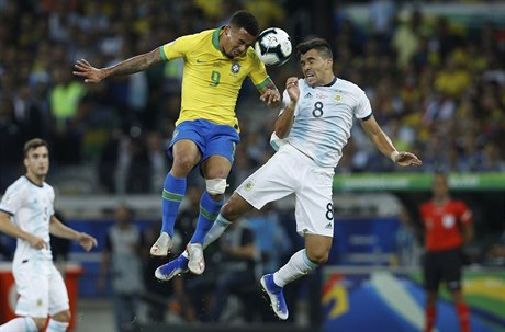 Argentincec Marcos Acuna a Brazilec Gabriel Jesus bojují o míč v...