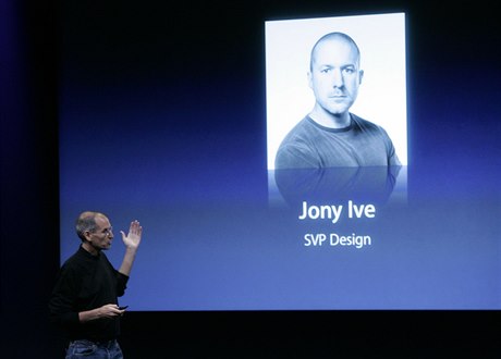 Steve Jobs mluví o svém kolegovi Jonathanovi Ivemu  na meetingu v Coupertinu v...