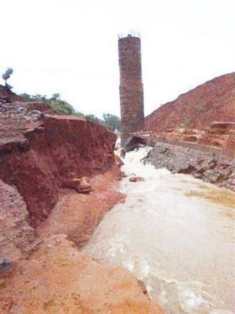 Pehrada Tivare v okrese Ratnagiri se protrhla.
