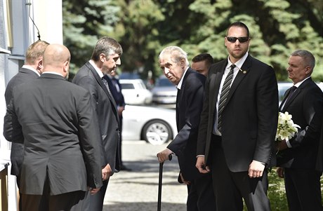 Prezident Milo Zeman pichází ve Sluovicích na Zlínsku na poheb bývalého...