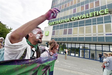 Ekologití aktivisté demonstrovali ped elektrárnou Chvaletice na Pardubicku...