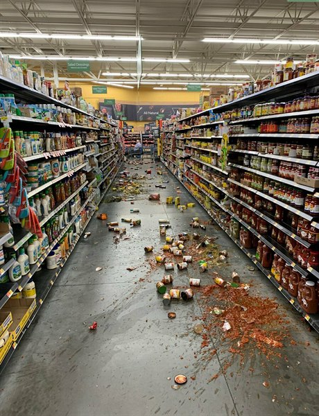 Jídlo, které v obchodním dom Walmart popadalo z poliek na podlahu a...
