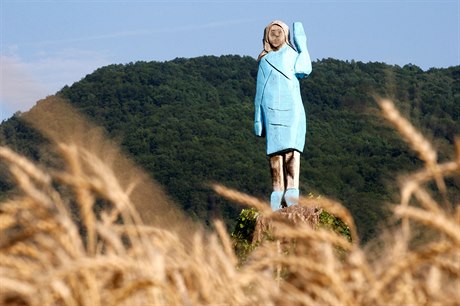 Devná socha Melanie Trumpové v ivotní velikosti, která byla odhalena v Ronu...