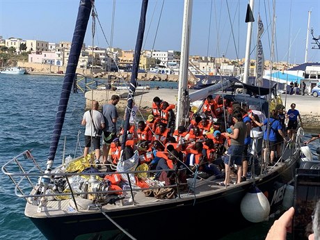 Loď s migranty u pobřeží Libye. ilustrační snímek