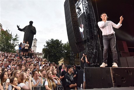 Ukrajinská rocková hvzda Svjatoslav Vakaruk se vrhá do politiky.