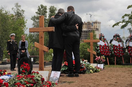 Lidé kladli kvtiny na hroby námoník zahynulých pi netstí v Murmanské...